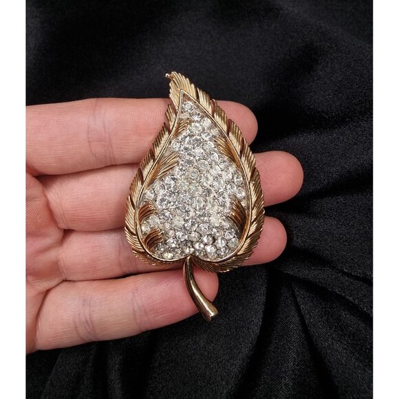 Vintage 1950s TRIFARI Signed Gold-Tone Leaf Brooch With Rhinestone Accents - Picture 5 of 6